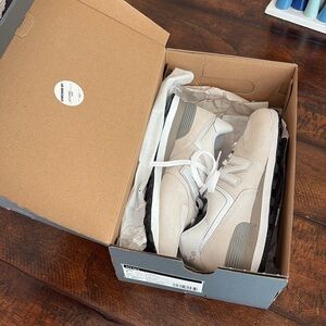 NIB New Balance 574 Classics Grey White Mens 9 sneakers
